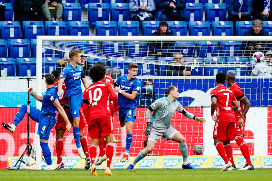 Ermin Bicakcic (l.) trifft per Kopf nach einer Ecke von Dennis Geiger zum 1:0 für Hoffenheim in die lange Ecke.