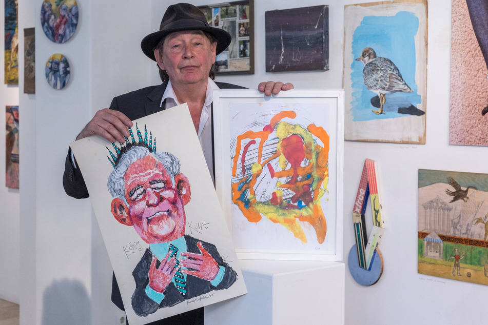 Galerist Holger John (63) zeigt die Arbeiten des jüngsten und ältesten Künstlers der Ausstellung "Bilderladen".