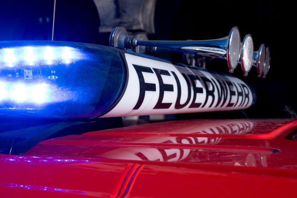 Die Feuerwehr musste mehrere Meter Schlauchleitungen verlegen, um Wasser zum Einsatzort zu transportieren. (Symbolbild)