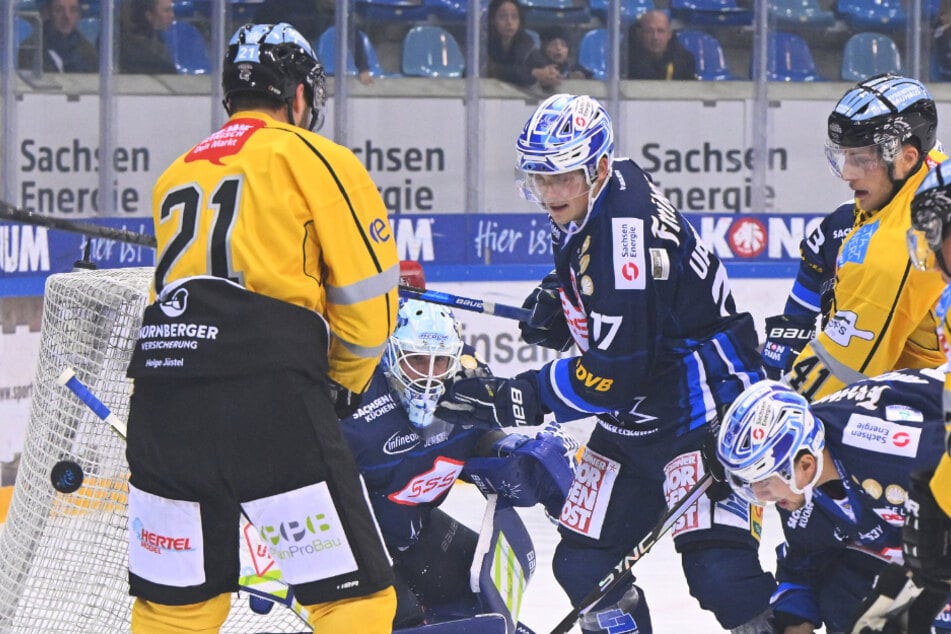 Im September 2022 trafen die Eislöwen im Ostragehege auf die Tigers. Dresden gewann 3:0. (Archivbild)