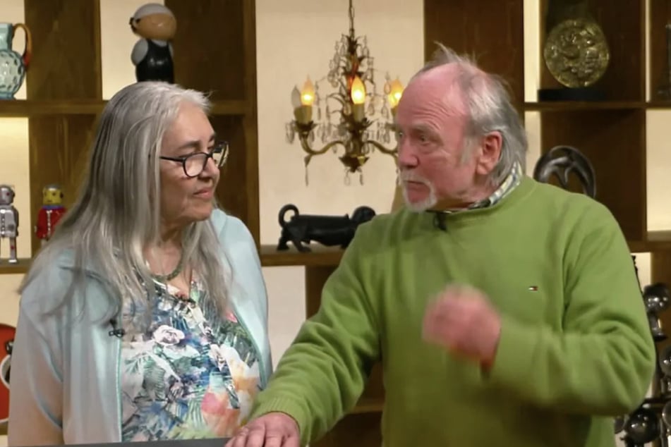 Ingeborg und Heinz aus Geilenkirchen wollen ein Reklameschild bei "Bares für Rares" veräußern.