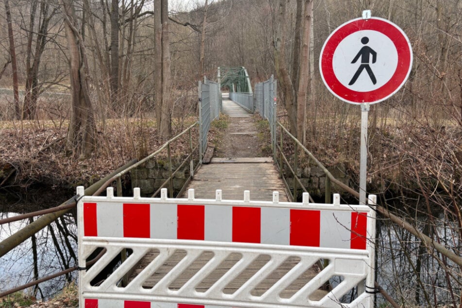 Vorerst kein Durchkommen: Die Eisenbrücke wurde auf bisher unbekannte Zeit gesperrt.