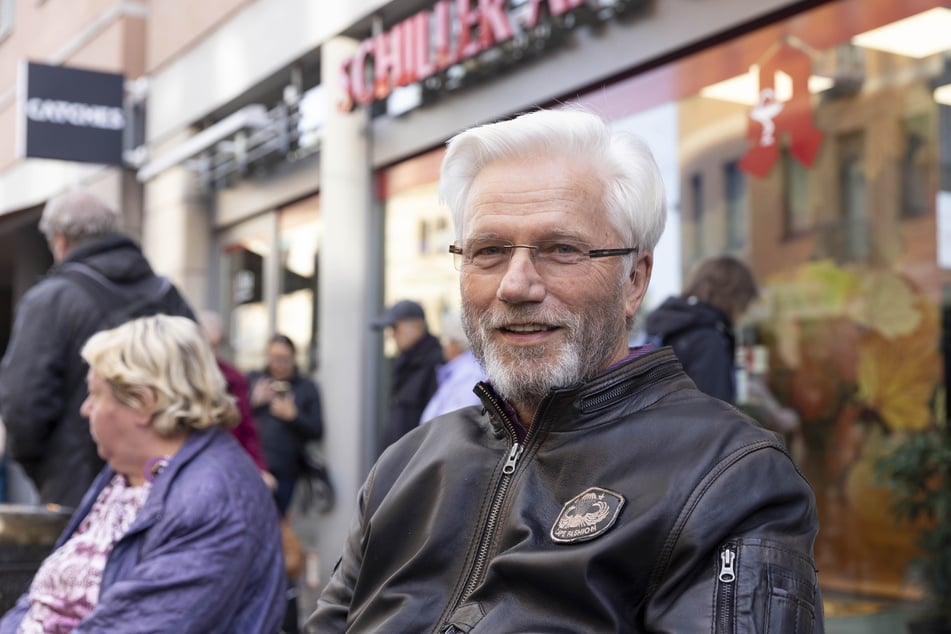 Als Busfahrer nahm Roland Kanis (72) zu DDR-Zeiten in der Fahrerkabine des Ikarus 66 Platz.