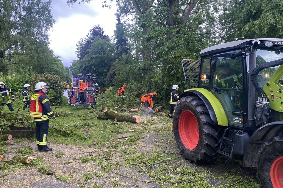 Auch ein Forstschlepper war in Gevelinghausen mit im Einsatz.