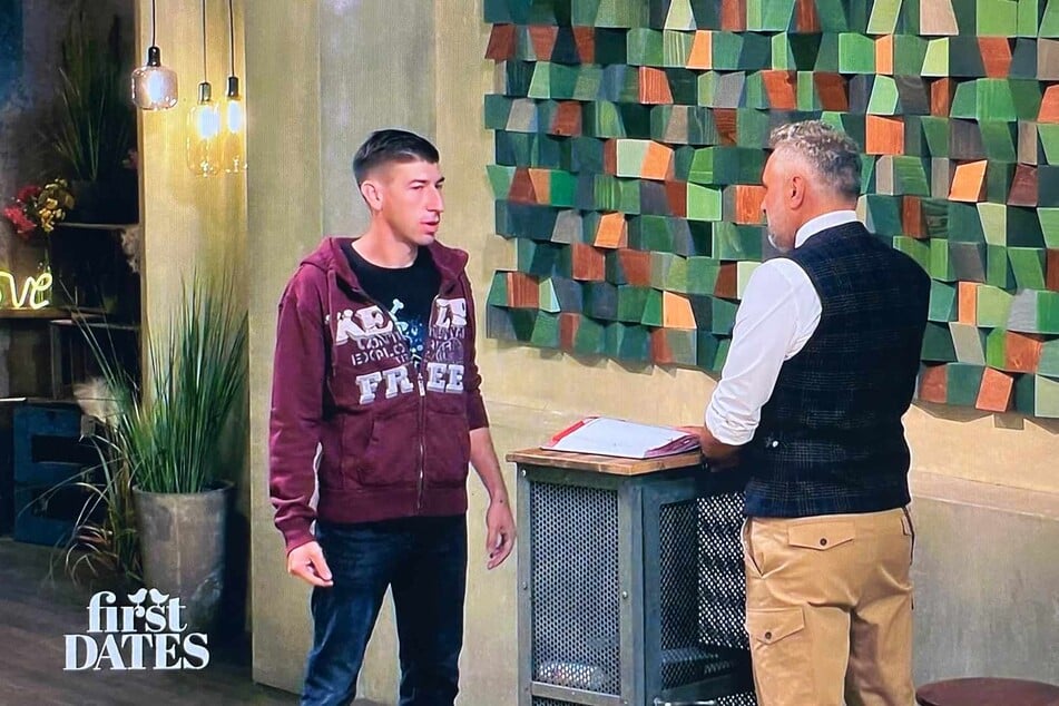 Sebastian (35) kommt im entspannten Look in Sweatshirt-Jacke ins "First Dates"-Restaurant.