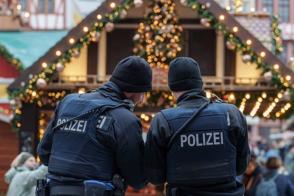 Die Polizei setzte das verschärfte Waffenrecht auf Weihnachtsmärkten um.