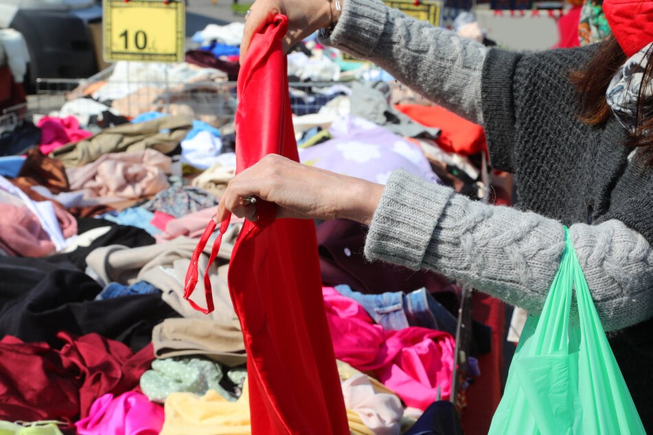 Im Stadtgarten in Connewitz könnt Ihr Eure Kleidung gegen neue Secondhand-Teile tauschen. (Symbolbild)