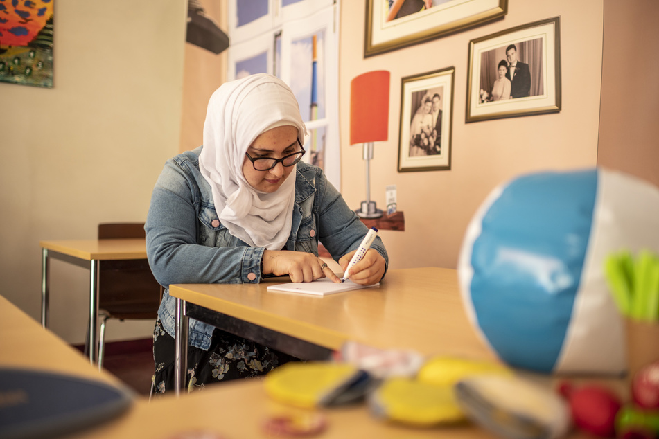 Fatima Arab (15) checkt, was die Schule auf Zeit zu bieten hat.