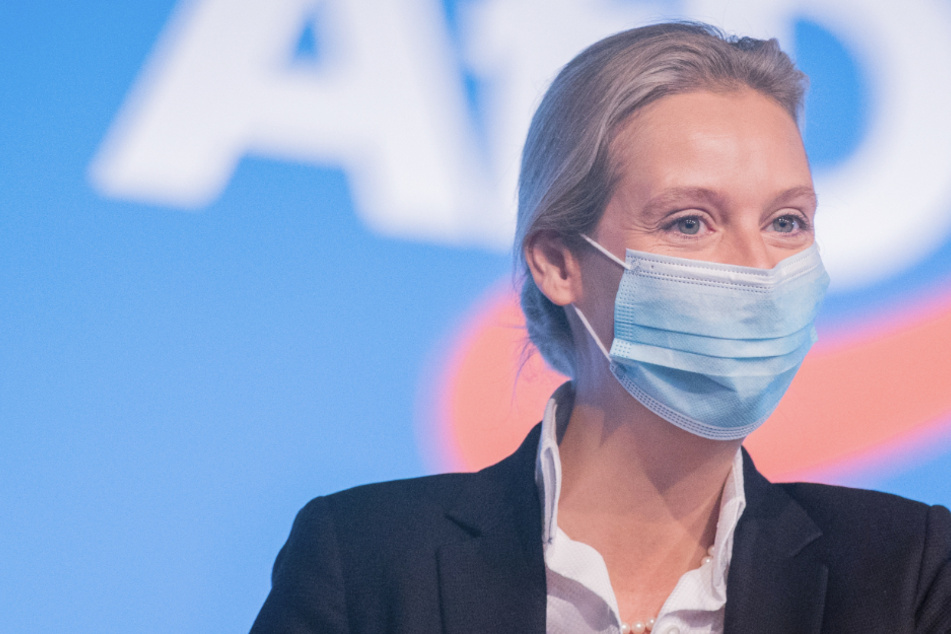 Alice Weidel (41), stellvertretende Bundessprecherin, winkt beim Bundesparteitag der AfD (Alternative für Deutschland).