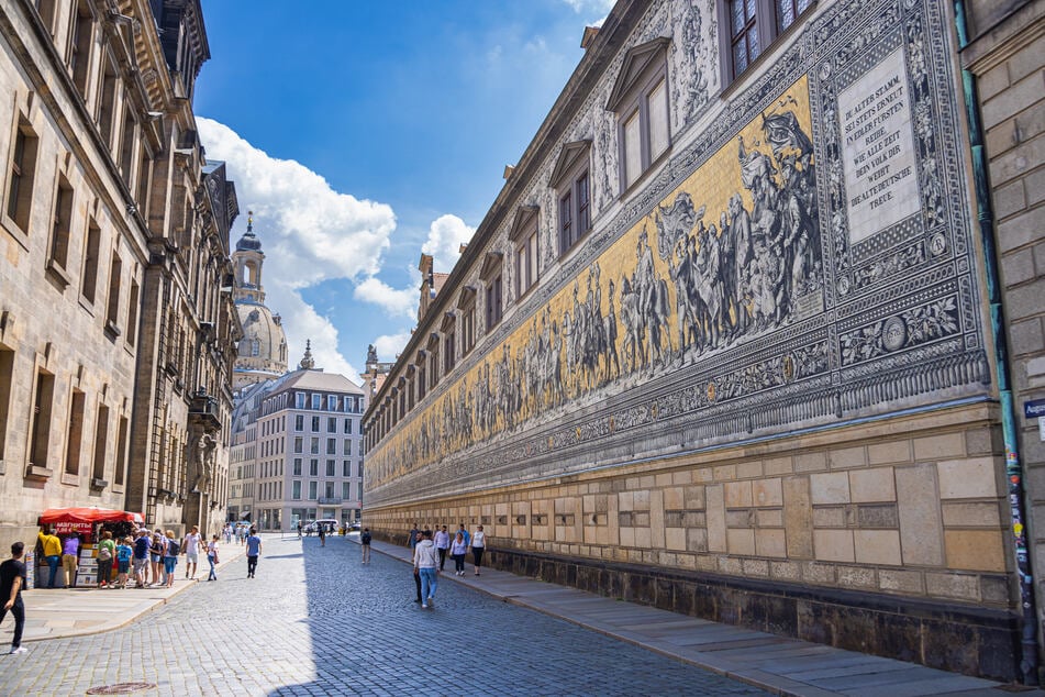 Der Fürstenzug befindet sich in der Nähe der Frauenkirche an der Außenseite des Stallhofs.