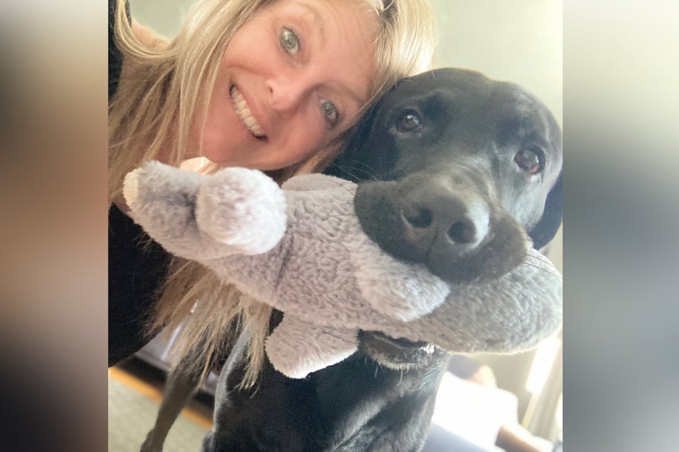 Susanne und ihr Labrador "Boon" sind seit circa fünf Jahren unzertrennlich. Doch ein Gerichtsbeschluss droht ihr den Hund zu entreißen.