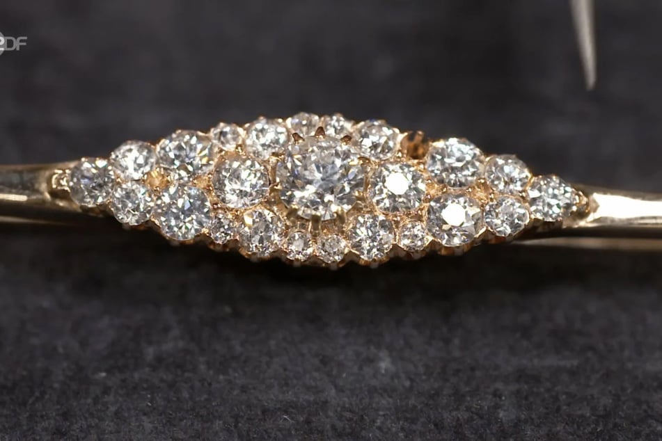 Die Seniorin möchte eine alte Brosche aus Roségold verkaufen. Schätzpreis des Experten: 800 bis 850 Euro.