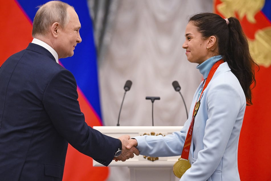 Wladimir Putin (73) gratuliert Veronika Stepanova (24) nach ihrem Olympiasieg 2022. (Archivfoto)