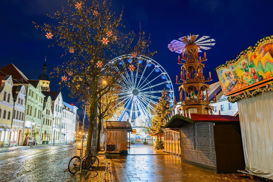 In Cottbus lädt der "Weihnachtsmarkt der 1000 Sterne" Besucher zu Schmaus und Trank ein.