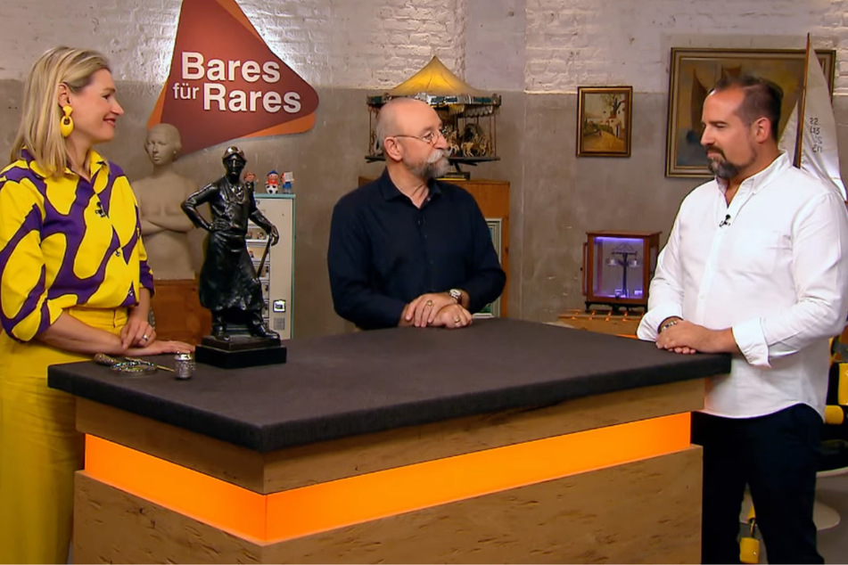 Sales-Manager Alfred Scholten (38, r.) aus Bielefeld möchte bei "Bares für Rares" eine über 100 Jahre alte Bronze-Figur verkaufen.