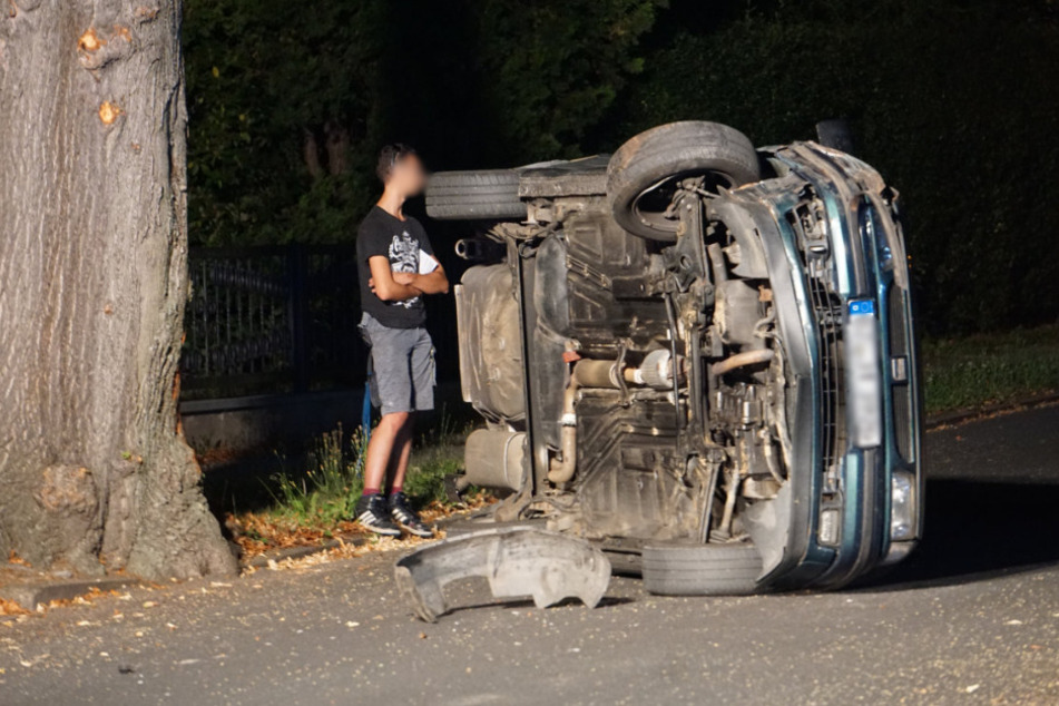 19-Jähriger kommt von Straße ab, knallt gegen Baum und kippt um!
