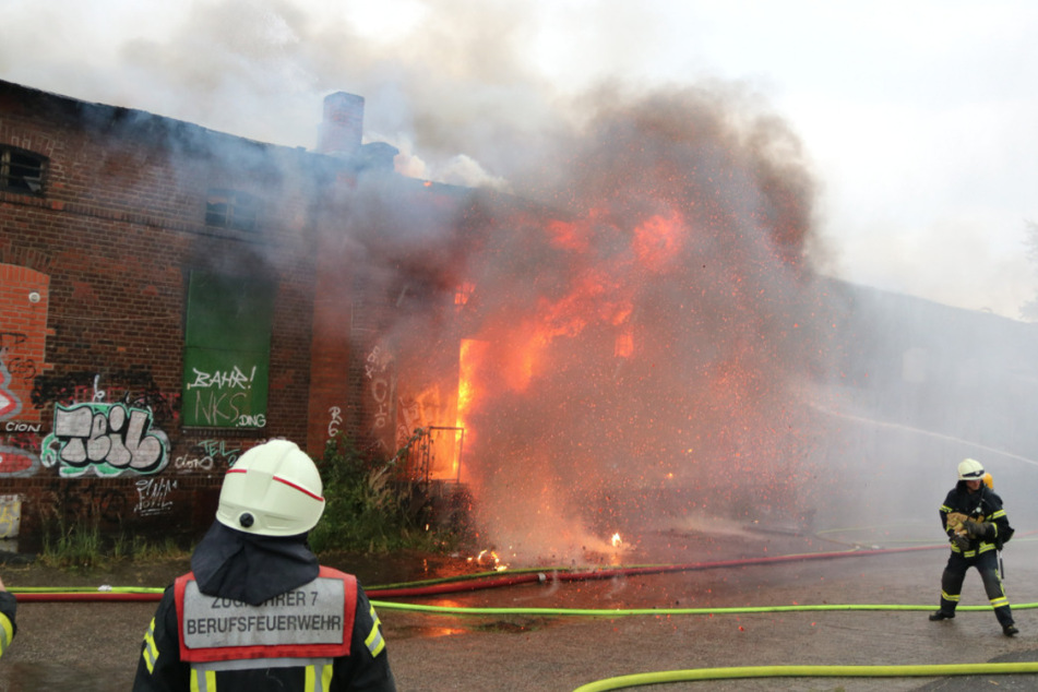 Eine Lagerhalle in Köln-Porz fing am Samstagnachmittag Feuer.