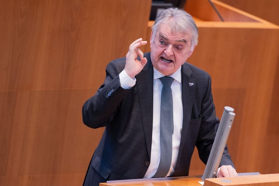 Laut NRW-Innenminister Herbert Reil (72, CDU) wird bei Tötungsdelikten nur sehr selten eine legale Waffen verwendet.