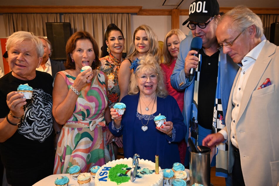Ein HSV-Kuchen wurde von Eva Jacob (82, M.) serviert.