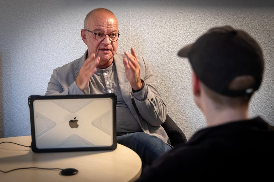 Während einer Sitzung kann diese mittels KI aufgezeichnet und transkribiert werden.