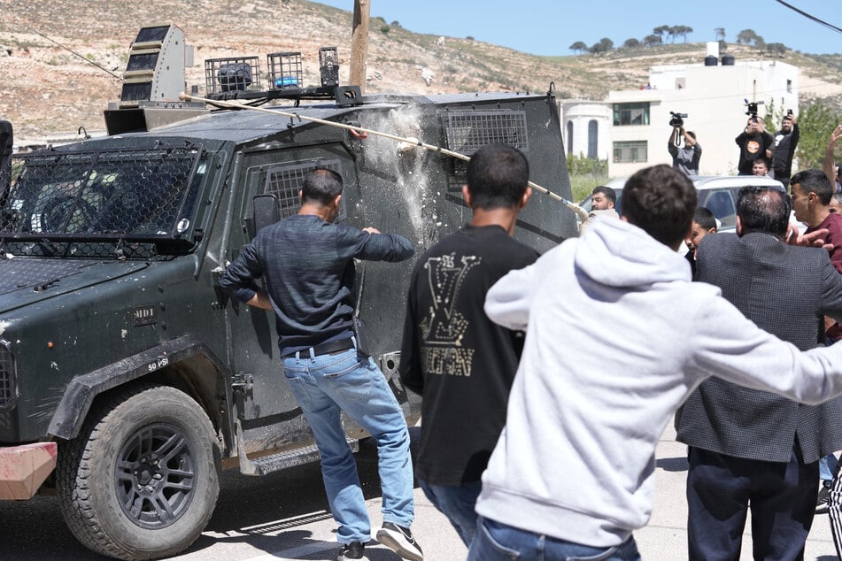 Radikale israelische Siedler haben Berichten zufolge in einem Dorf im Westjordanland palästinensischen Besitz in Brand gesteckt. Mehrere Menschen mussten wegen einer Rauchvergiftung behandelt werden.