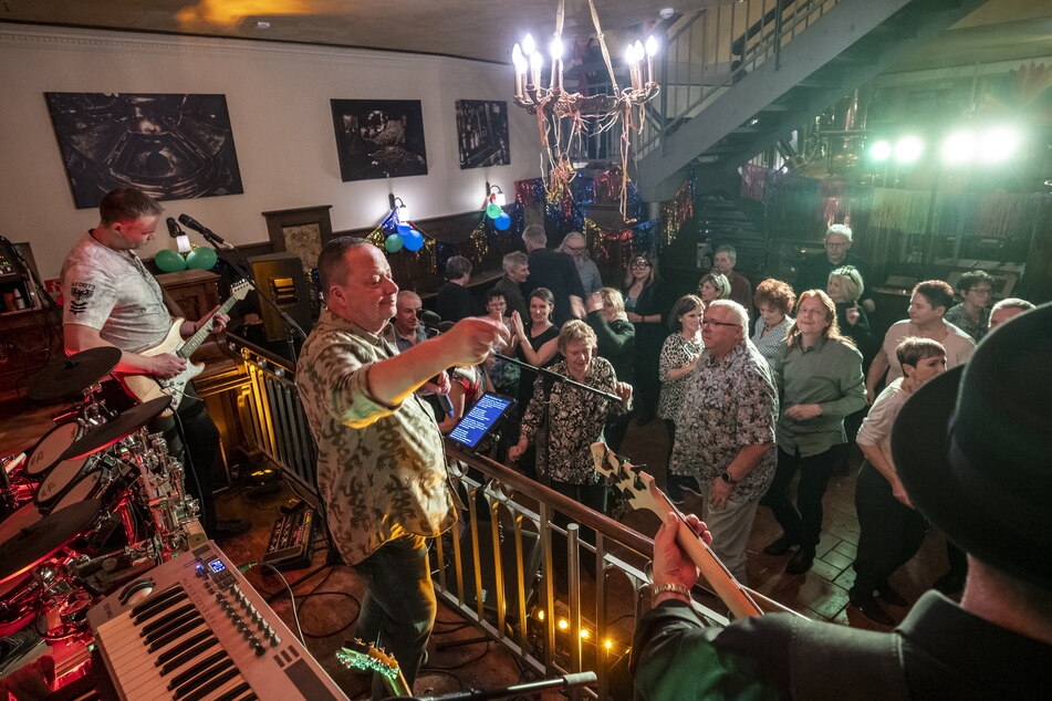 Ecke Bauer (64) und seine Band Bauerplay ließen im Turmbrauhaus nicht die Puppen, aber die Gäste tanzen.