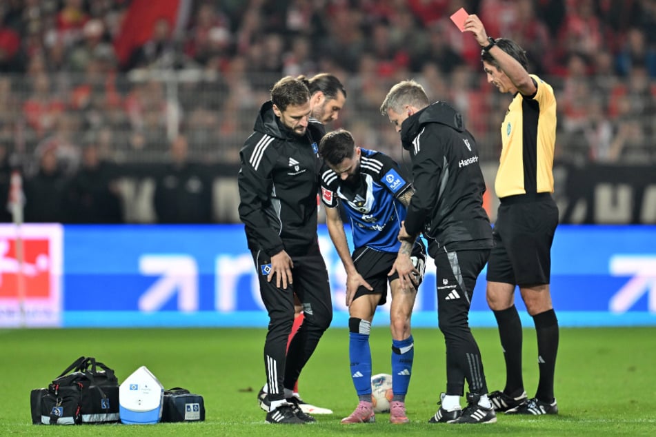 Referee Deniz Aytekin (47, r.) zeigt HSV-Profi Fábio Vieira (25, M.) in der Nachspielzeit die Rote Karte.