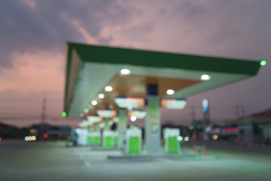 Den Benzin konnte sich der Täter wohl nicht leisten, stattdessen griff er in die Kasse. (Symbolfoto)