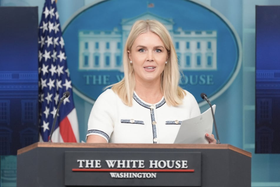 US-Regierungssprecherin Karoline Leavitt (27) untermauerte Trumps Drohungen gegenüber russischen Handelspartnern.