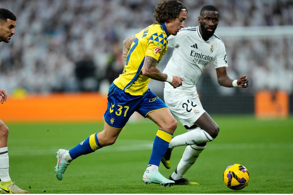 Fábio Silva (l.), hier gegen Real Madrids Antonio Rüdiger (32), konnte bei Absteiger UD Las Palmas überzeugen und seinen Marktwert auf jetzt wieder 20 Millionen Euro steigern.