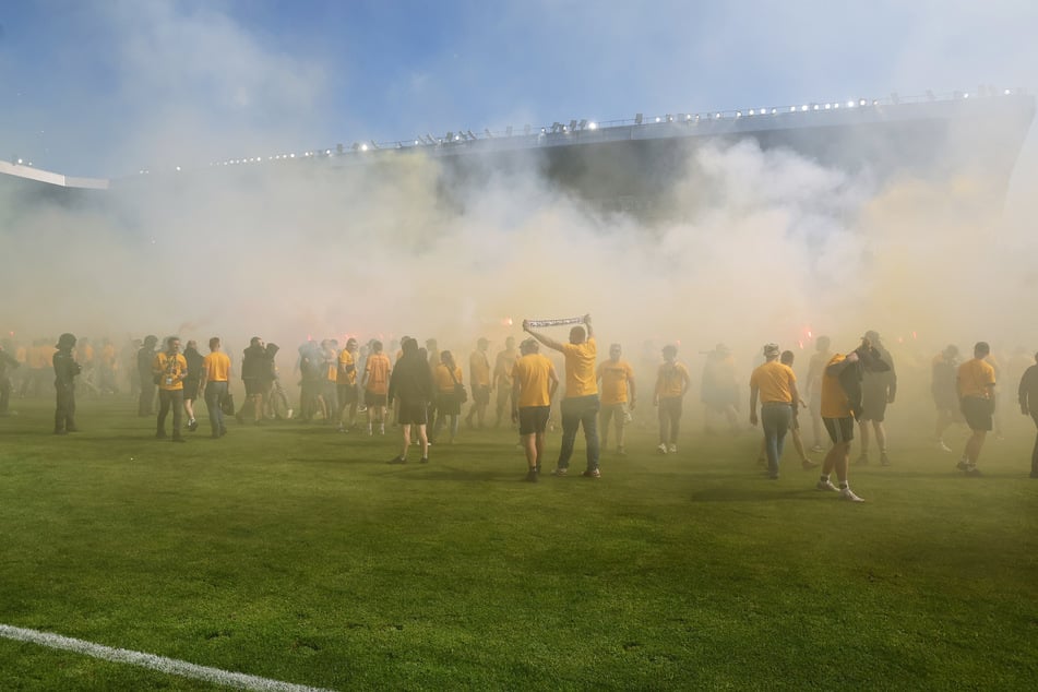 Dynamo Dresden feierte am 10. Mai in Mannheim den Aufstieg in die Bundesliga - umhüllt vom Rauch der von den mitgereisten Fans gezündeten Pyrotechnik.