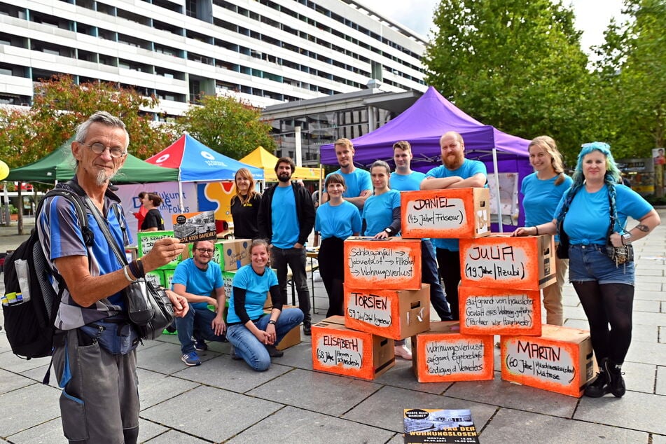 "Kräuter-Klaus" (69, l.) war einer der Betroffenen am Montag beim "Tag der Wohnungslosen".