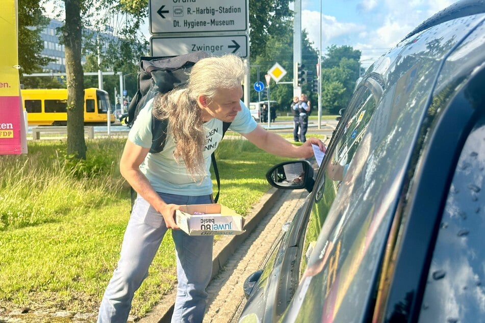 Auch Christian Bläul (42) war vor Ort und verteilte Flyer an die wartenden Autofahrer.