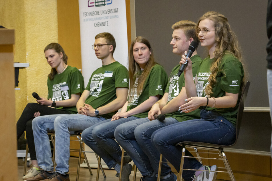 Studierende und Dozierende zeigen allen Interessierten, wie das Studium in Chemnitz abläuft.
