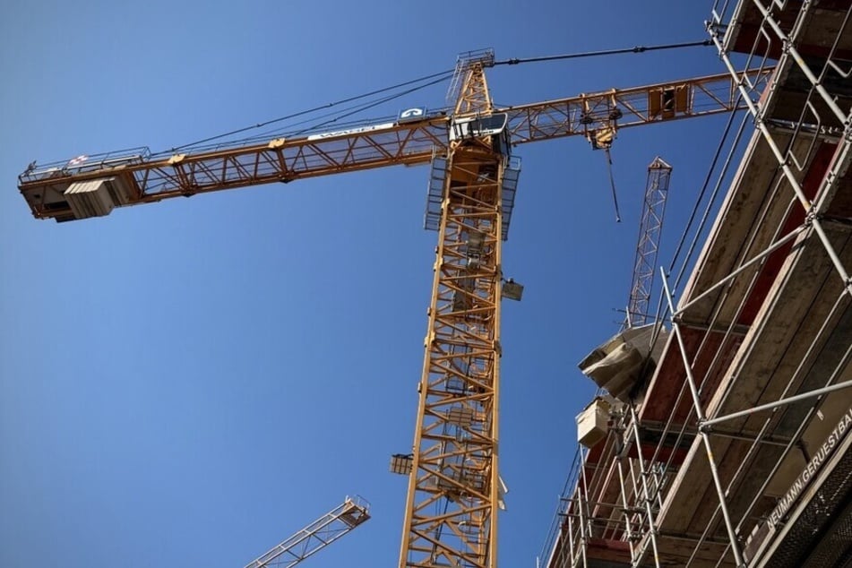 Auf der Baustelle stürzte eine Palette aus rund zehn Metern Höhe herab.