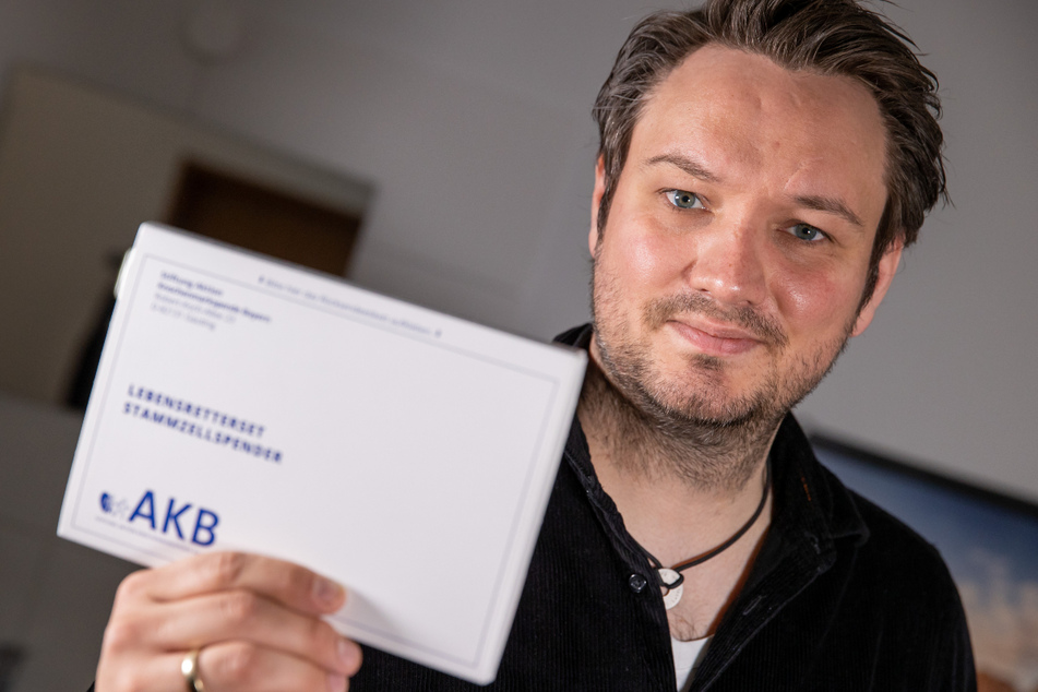 Falk Stirkat, Mediziner, hält ein Stammzellspender Typisierungs-Set in der Hand.