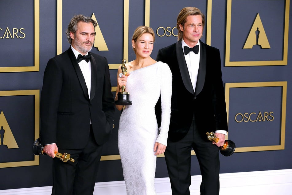 Joaquin Phoenix (l), Renee Zellweger (m) and Brad Pitt (r) pose with their Oscars in the press room at the Dolby Theatre.