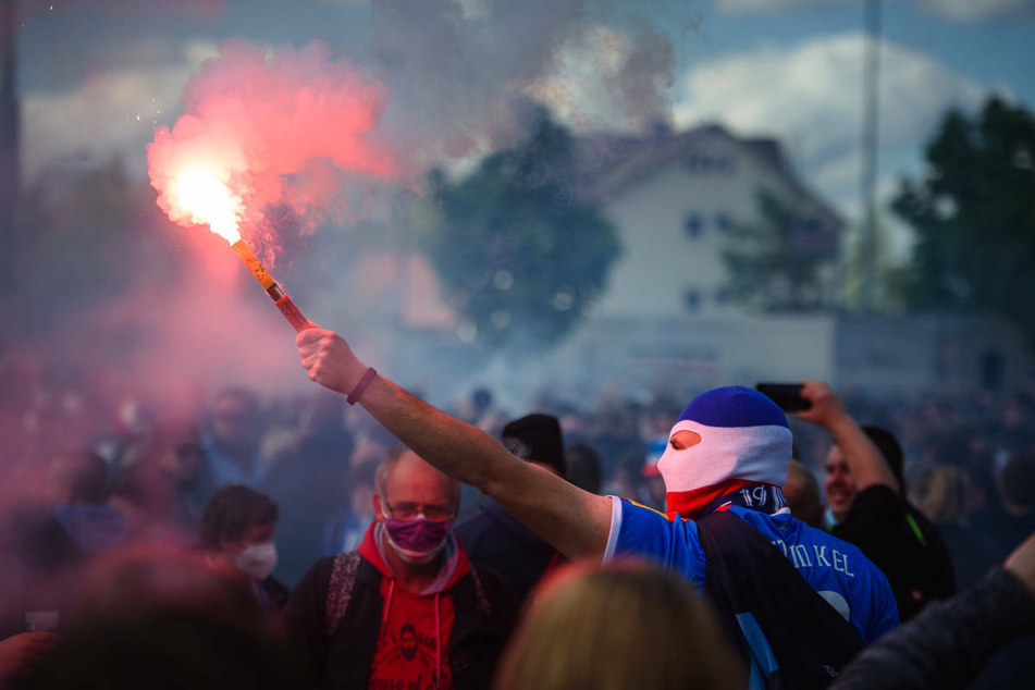 Finale in der 2. Bundesliga: Fans der Aufstiegs-Kandidaten feiern mit Pyros und Bengalos
