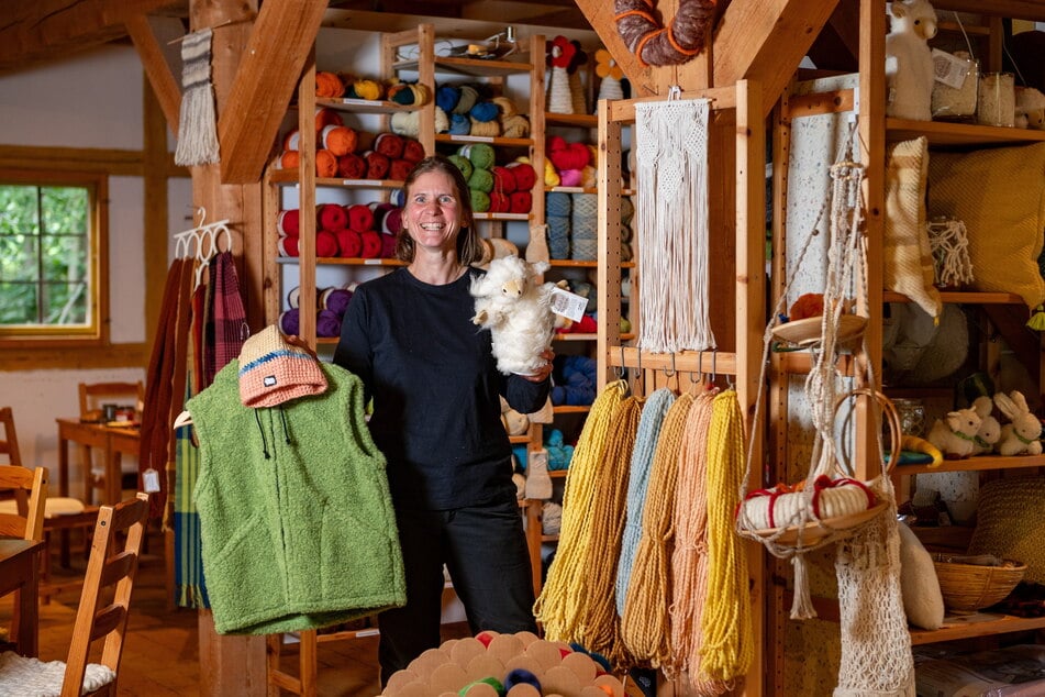 Manja Drutschmann (42) mit einigen selbst hergestellten Produkten.