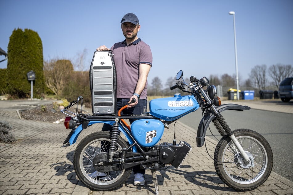 Sven Deckert (43) und seine E-Simson. In der abnehmbaren Sitzbank steckt der Akku.