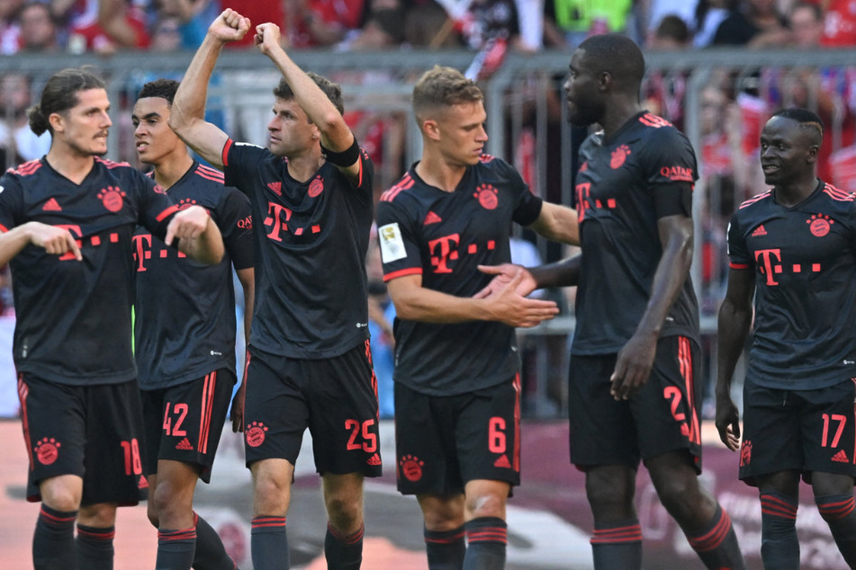 Thomas Müller (3.v.l.) und seine Mitspieler vom FC Bayern München konnten gegen den VfL Wolfsburg den zweiten Sieg im zweiten Saisonspiel einfahren.