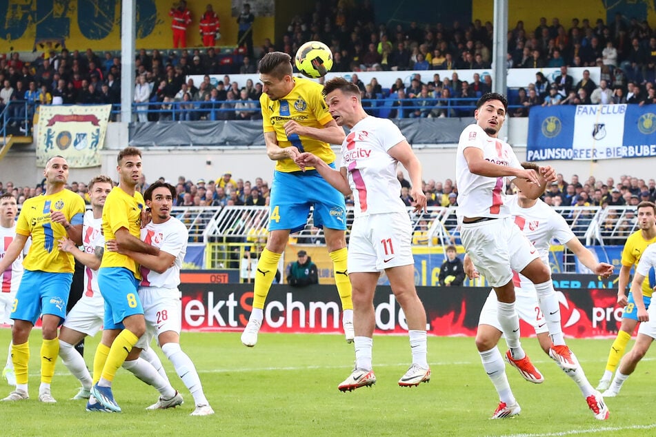 Das Hinspiel im Bruno-Plache-Stadion zwischen Lok Leipzig und dem TSV Havelse war bereits hart umkämpft.