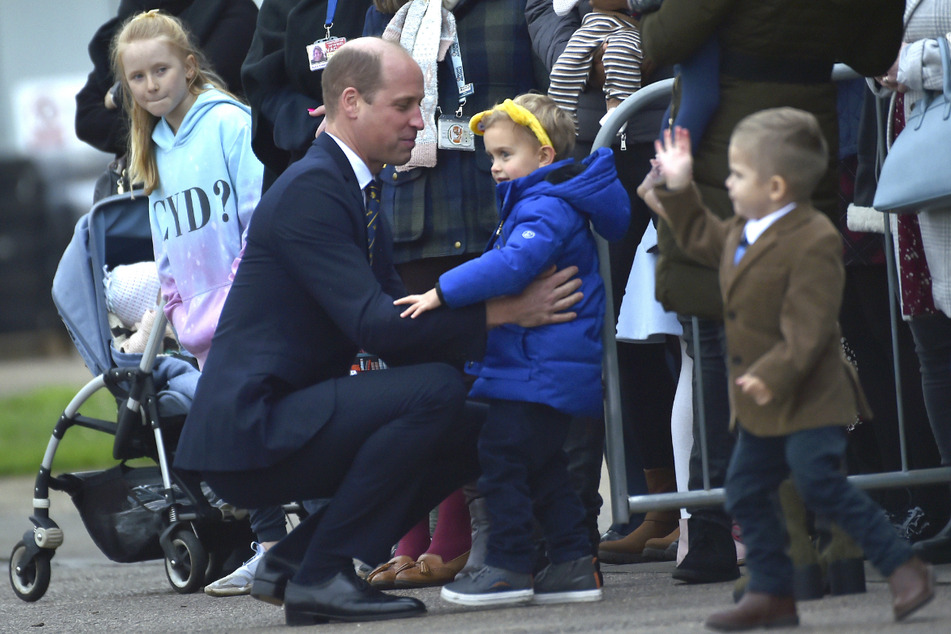 Prinz William (40), Prinz von Wales, umarmt den dreijährigen Jungen Blake Fearnley.