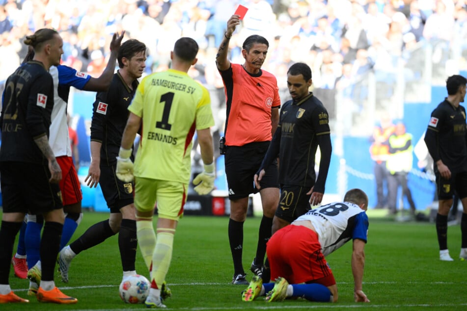 Referee Deniz Aytekin (47, 4.v.r.) zeigt HSV-Profi Miro Muheim (28, am Boden) die Rote Karte. Der Hamburger weiß, dass Proteste nichts bringen.