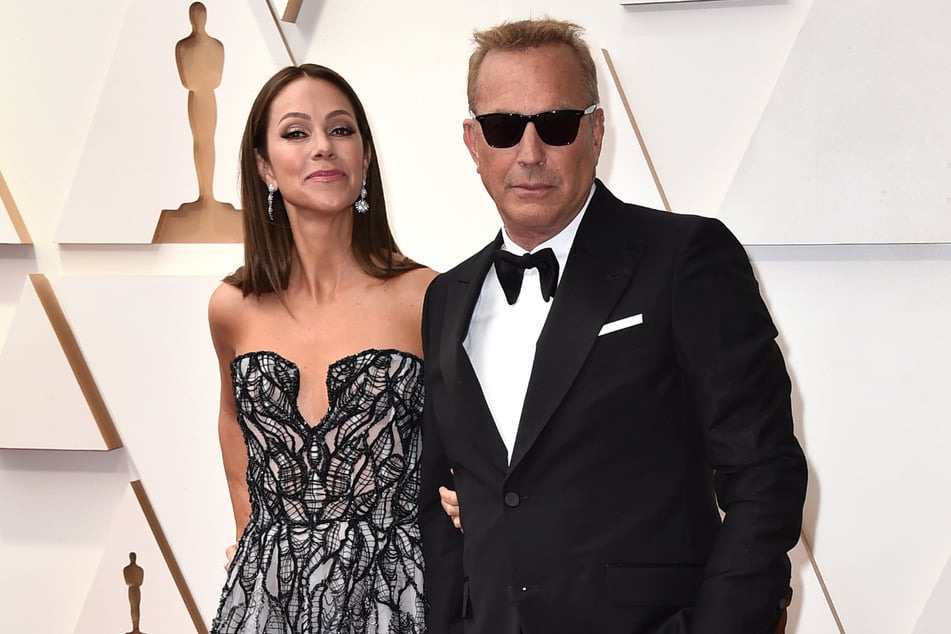 Nach 19 Jahren Ehe hat sich Christine Baumgartner (49) von Kevin Costner (68) getrennt.