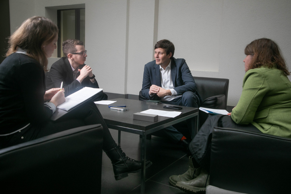 Conrad Clemens sprach am Rande einer Bundesratssitzung mit den Reporterinnen Laura Voigt (24, l.), Pia Lucchesi (50, r.) und Chefreporter Politik Paul Hoffmann (31).