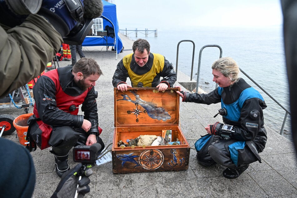 En el tradicional buceo de los Reyes Magos, el tesoro había sido escondido a una profundidad de tres o cuatro metros. Después de aproximadamente 80 minutos de búsqueda, los tres encontraron el cofre.