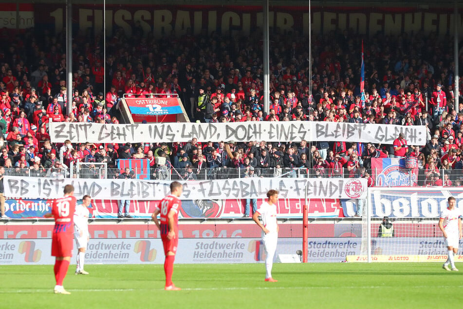 Anstatt Buttersäure wie beim letzten Spiel hatten die Fans des 1. FC Heidenheim für RB Leipzig "nur" ein böses Spruchband vorbereitet: "Zeit geht ins Land, doch eines bleibt gleich: RB ist und bleibt des Fußballs Feind."