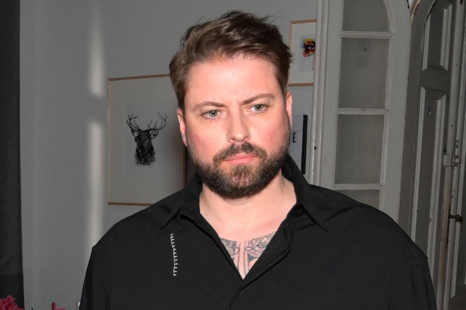 John ist zutiefst besorgt, als Clara plötzlich verschwunden ist.