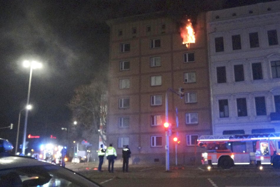 Als die Feuerwehr am Ort des Geschehens eintraf, traten bereits riesige Flammen aus der Wohnung aus.